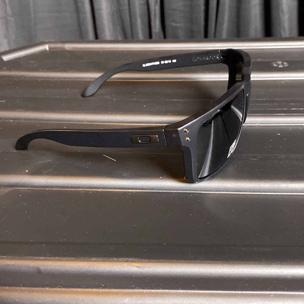 NWT! Brand New Oakley Men’s Sunglasses! - Picture 8 of 9